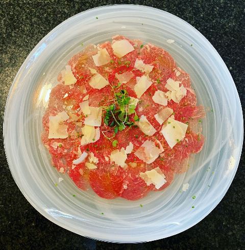 Plat: Carpaccio de presa ibèrica amb encenalls de parmesà