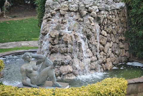 Cascada de pedra amb l'escultura al safareig, vista de prop